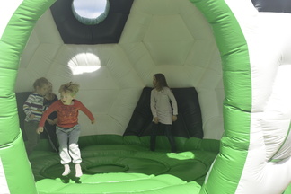 Pomppulinnoja kaksin kappalein