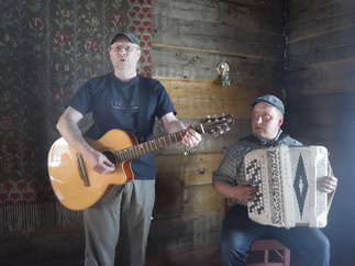 Pirtissä toteutetuissa ilmais konserteissa esiintyi useita taiteilijoita. Kuvassa TImoi Munne vas. ja Kuisma Lipponen