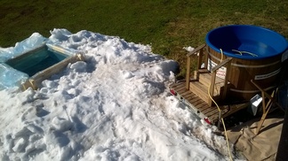 edellisestä vuodesta Kehittyneempi versio kesä-avannosta, oik. myös kylpytynnyri Samin Benciksestä