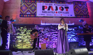 Komea lava rakennettiin nyt sisälle. Lavalla Kurniekku